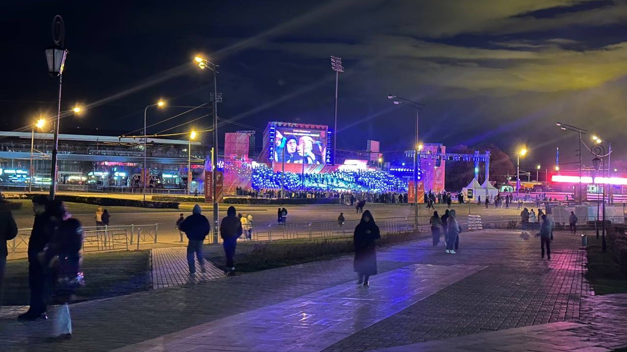 «Тысячи казанцев» оказались прошлогодними. Татарстанские медиа выдали старое фото за сегодняшний концерт к <nobr class="_">9 Мая</nobr>