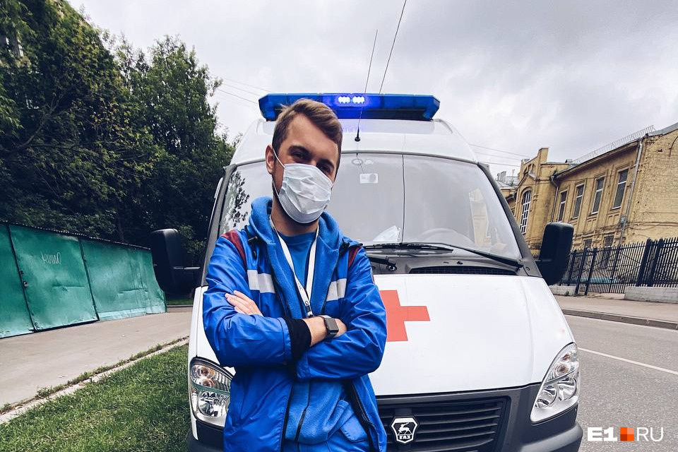 По словам врача, в Москве медики ездят с планшетом, на котором есть тревожная кнопка. Если члены бригады ее нажимают, в диспетчерской тут же узнают, что на вызове что-то идет не так По словам врача, в Москве медики ездят с планшетом, на котором есть тревожная кнопка. Если члены бригады ее нажимают, в диспетчерской тут же узнают, что на вызове что-то идет не так