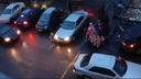 «Из двора устраивают автостраду»: новосибирец обвинил водителей в интенсивном движении у его подъезда — видео