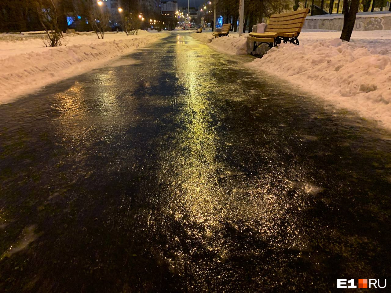 Из-за оттепели и дождя тротуары в Екатеринбурге превратились в каток