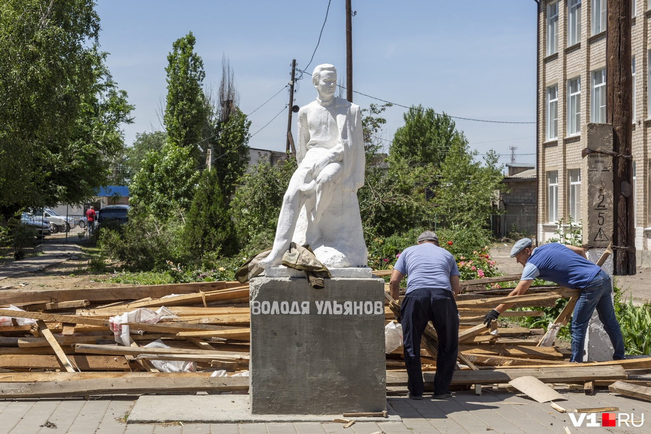 Памятник молодому Ленину не пострадал
