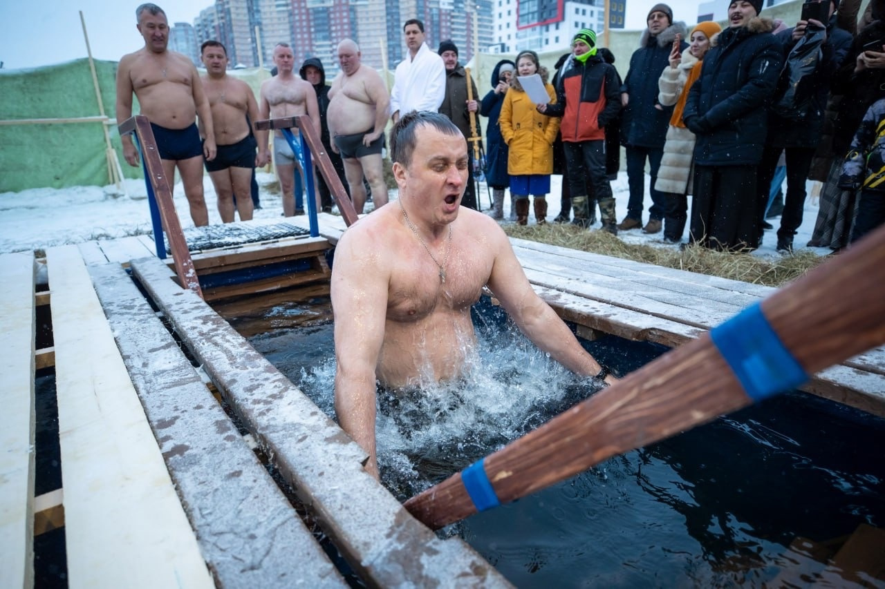 дети купаются в ванне. купание новорожденных в ванной. купание грудного ребенка. девушка в ванной комнате. можно ли сегодня купаться в ванной.