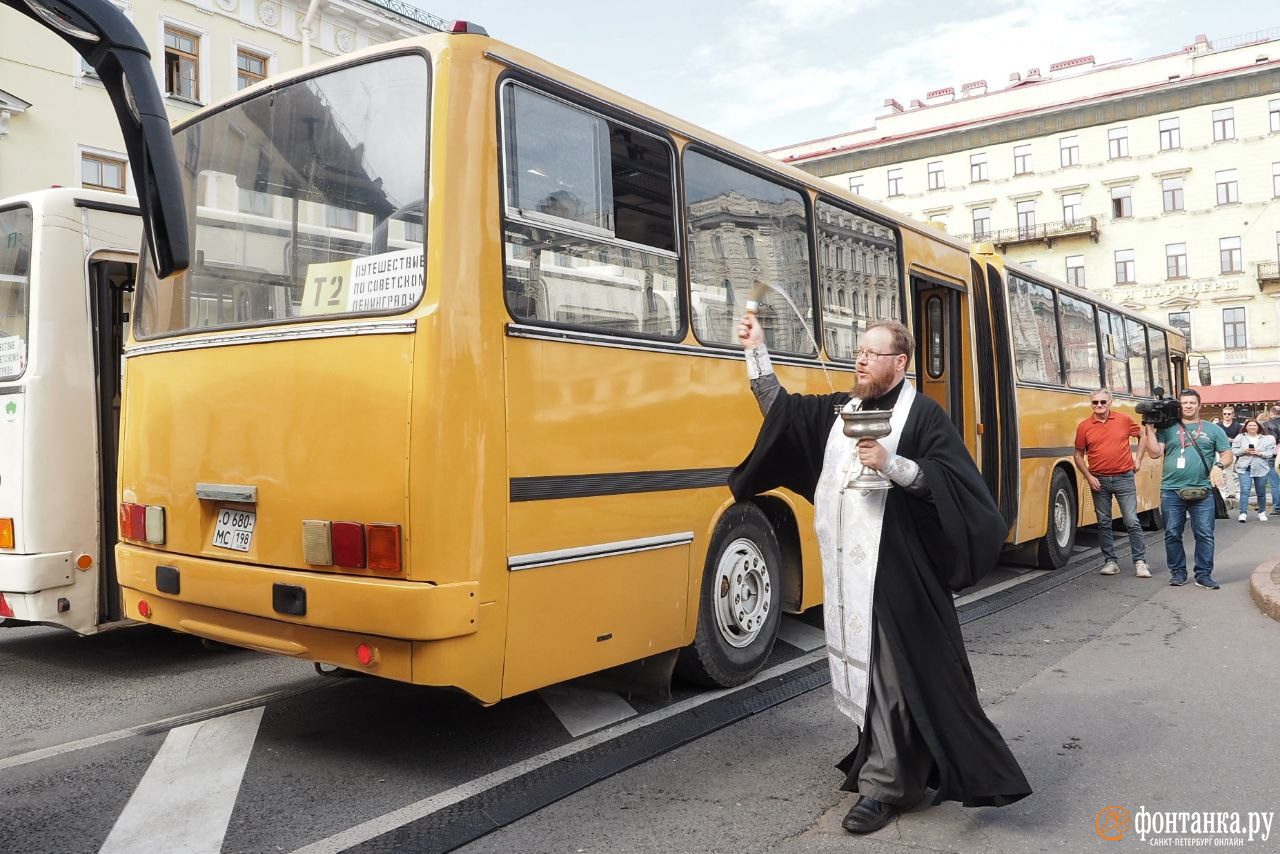 На Невском освятили ретро «Икарусы» для «советского» маршрута | 25.08.2023  | Санкт-Петербург - БезФормата