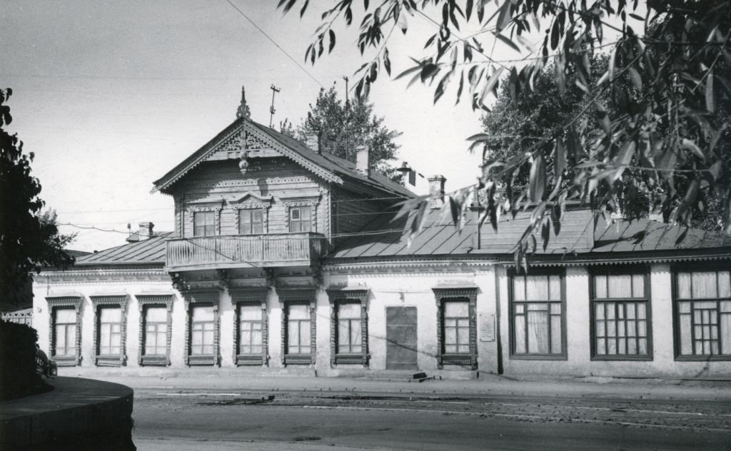 Дом Жуковского хорошо знаком тем, кто часто бывает в центре Челябинска. Правда со временем он обветшал и нуждался в серьезном ремонте