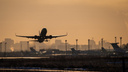 Пассажир самолета Москва — Новосибирск пошел в туалет покурить во время полета — ему вызвали полицию