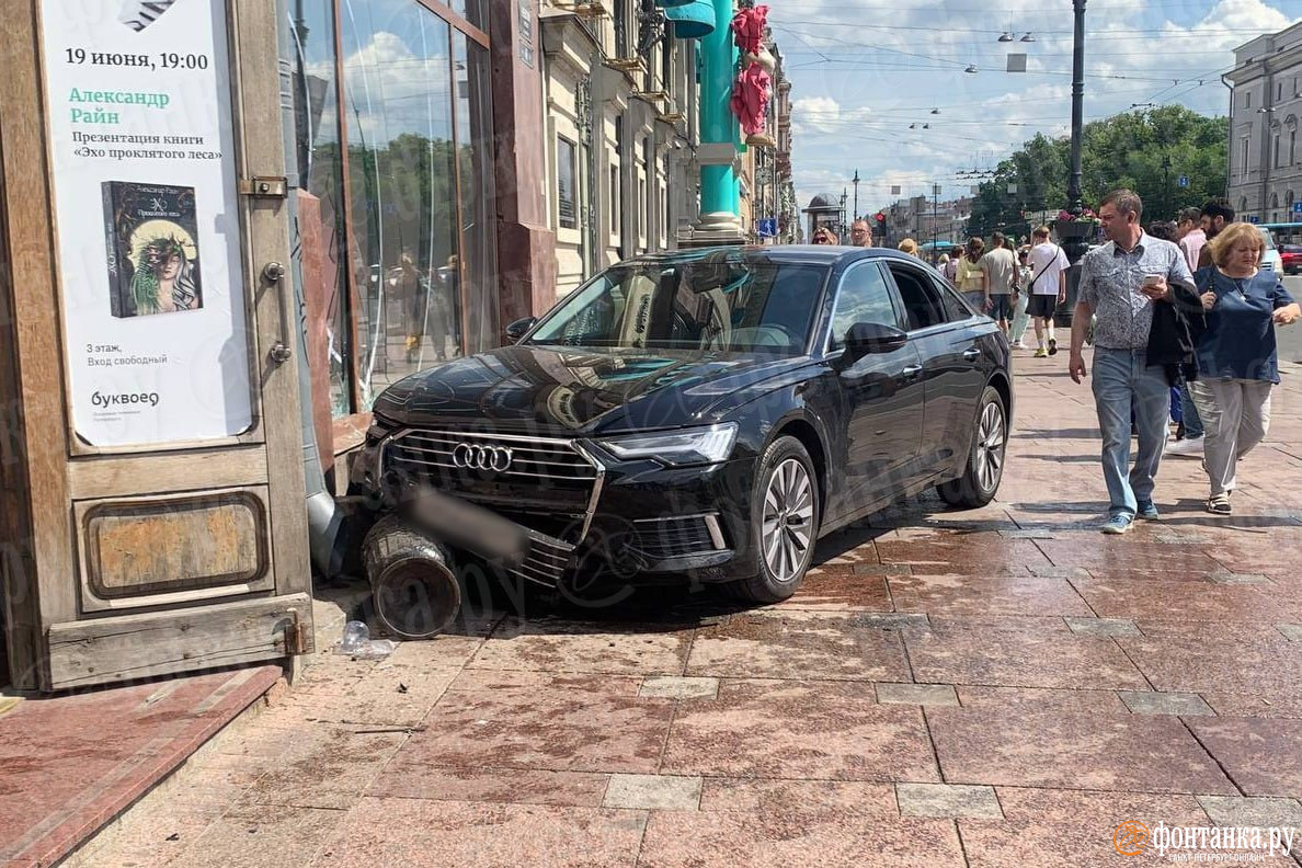 Audi с московскими номерами въехала в «Буквоед» на Невском проспекте - 16  июня 2024 - ФОНТАНКА.ру