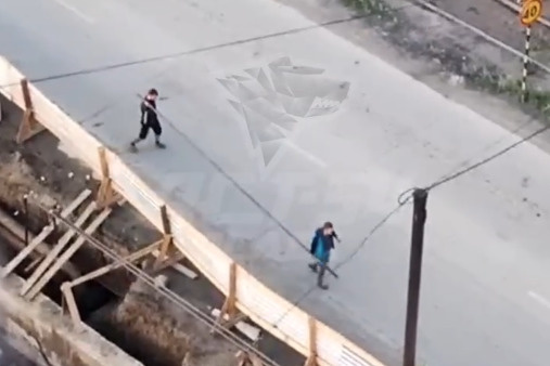 Новосибирцы сняли на видео, как двое неизвестных уносят трубы со стройки, — всё случилось в Ленинском районе