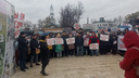 «Путин, помоги!»: уральцы вышли на пикет против мусорного полигона на границе с Челябинской областью