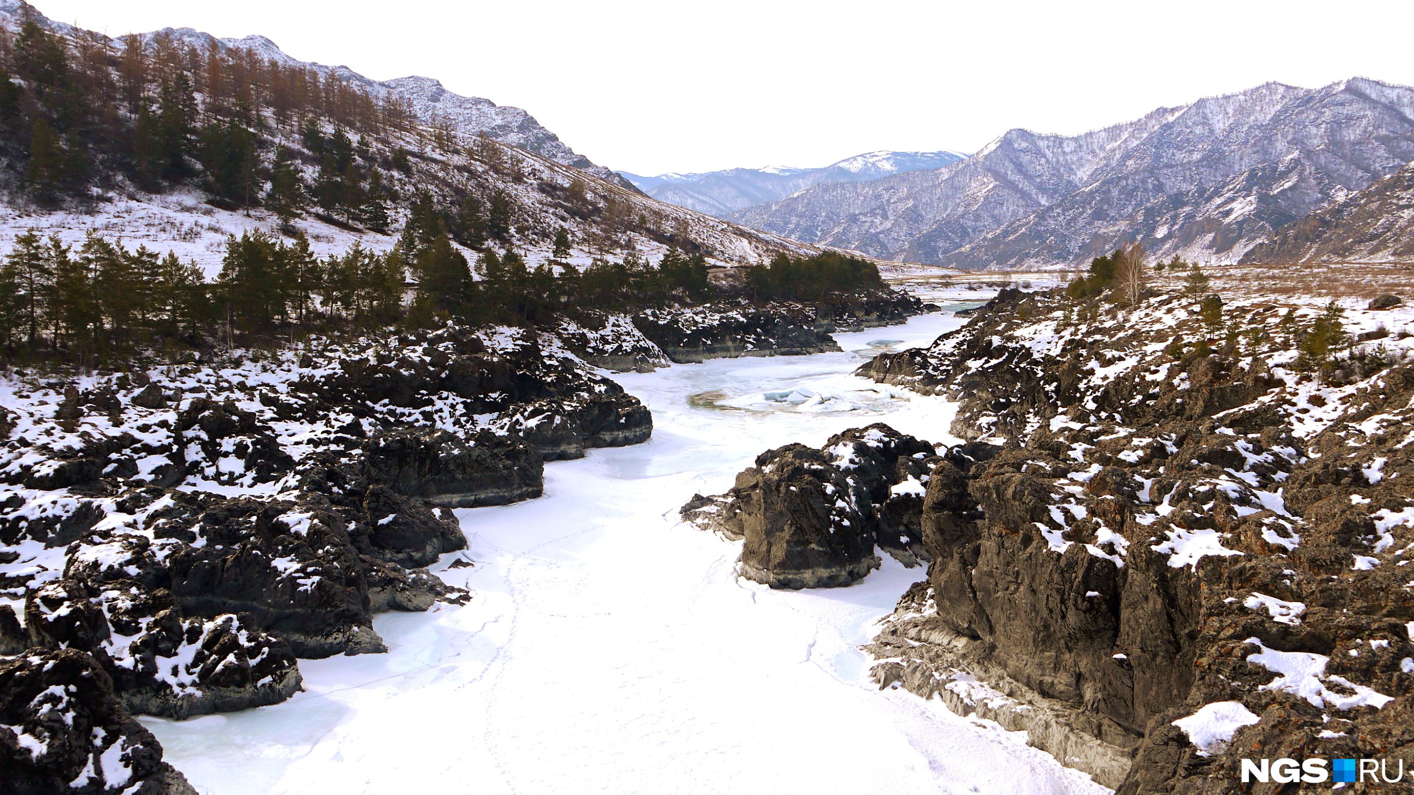 Вид на замерзшую Катунь с Ороктойского моста