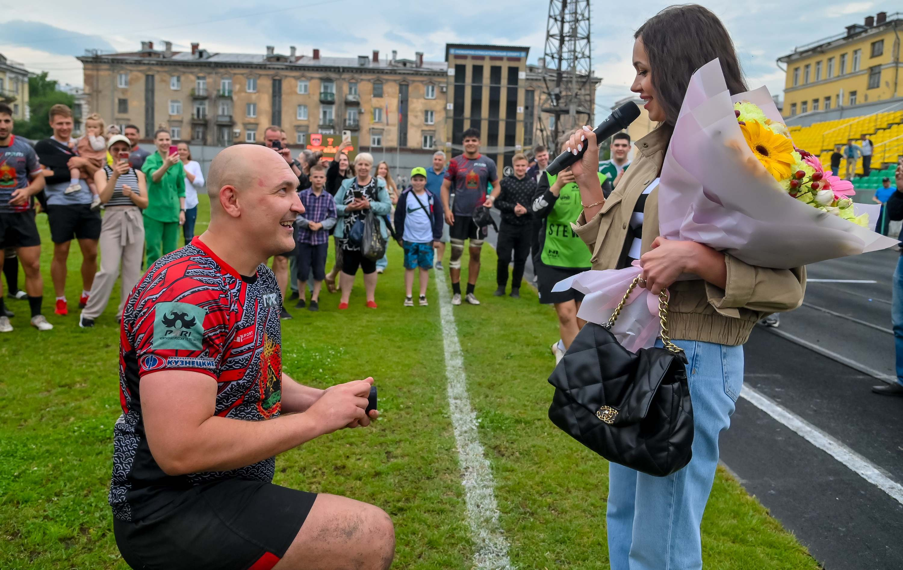 «Познакомились около года назад»: регбист новокузнецкого «Металлурга» сделал предложение девушке после матча