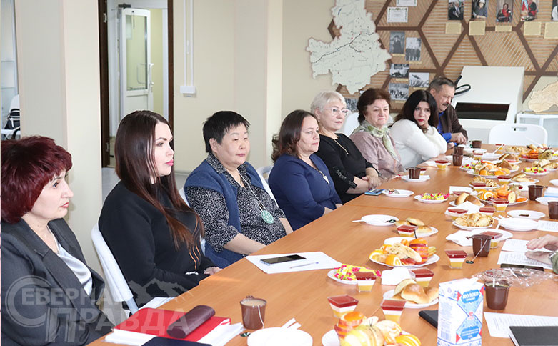 Наталья Корбут — на фото крайняя слева, на встрече с представителями «Удоканской меди» и местными жителями