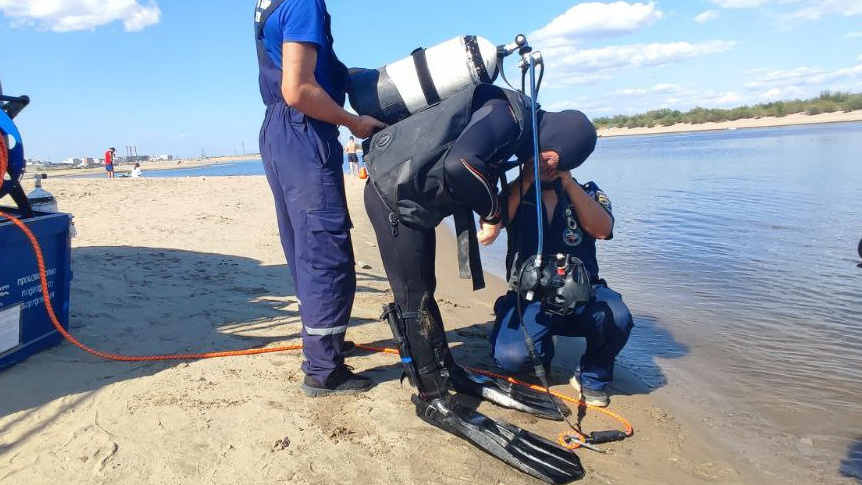 В Якутске на диком пляже 203-го микрорайона водолазы случайно спасли отца с ребенком