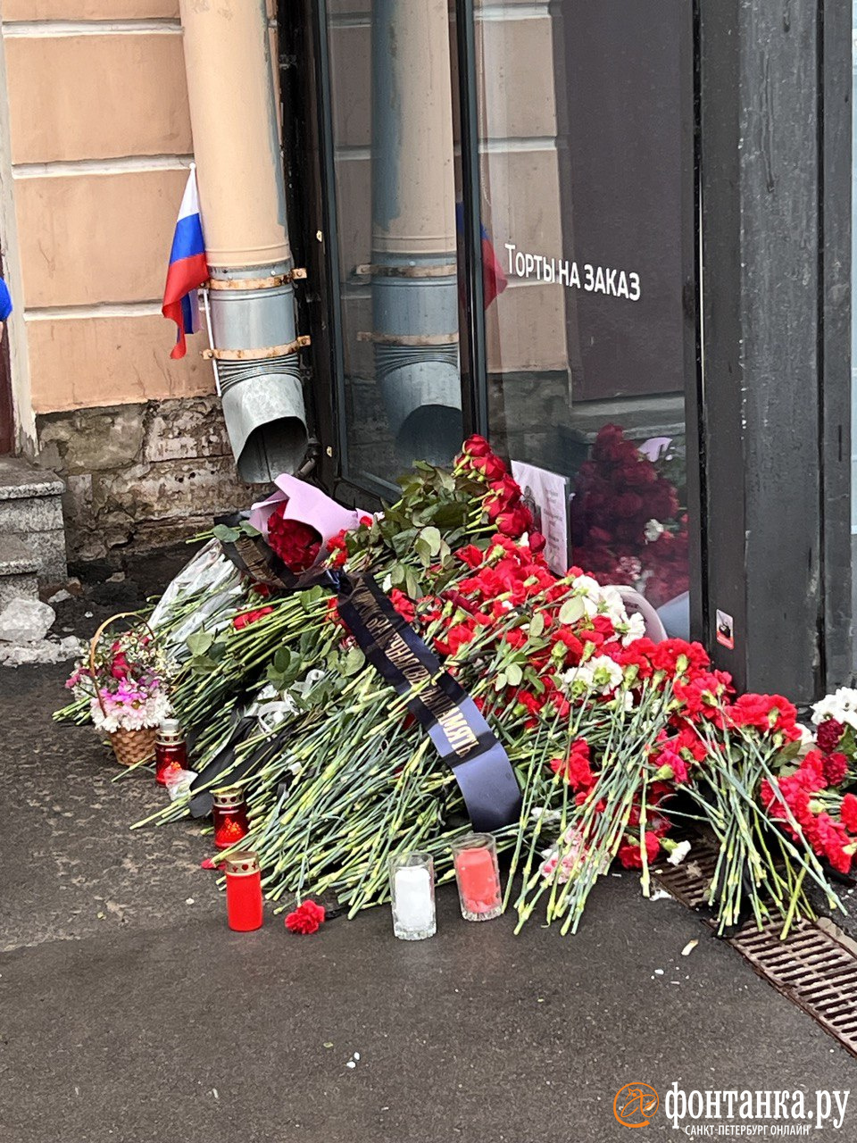 Петербуржцы несут цветы. На месте взрыва на Университетской набережной возникли несколько стихийных мемориалов