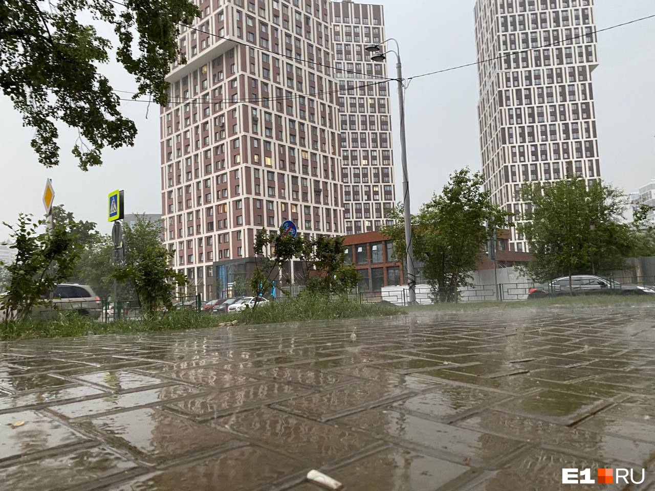 На Екатеринбург обрушился сильнейший ливень: видео