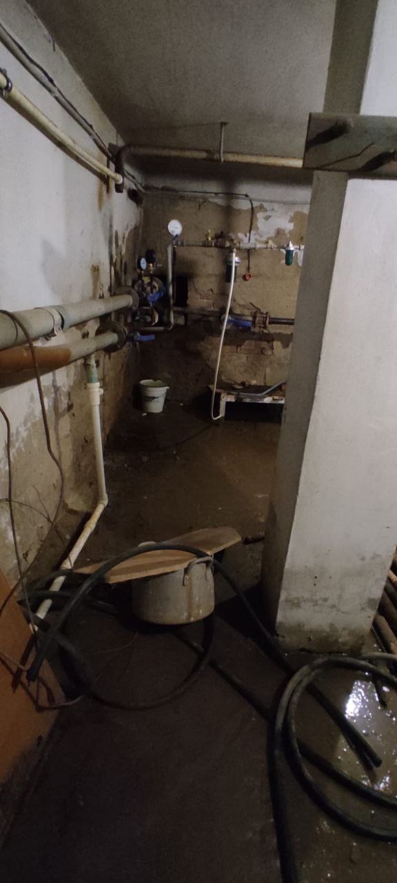 Директор поселкового водоканала уверяет, что в подвале — не питьевая, а дождевая вода