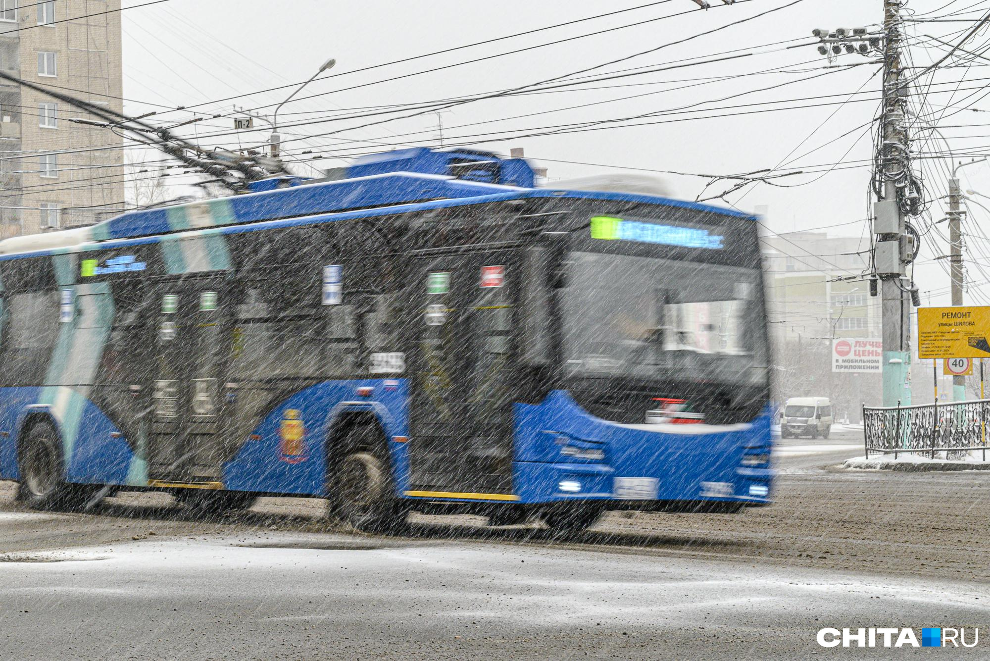 Троллейбусы в Чите начали ездить реже — они набиты людьми до отказа