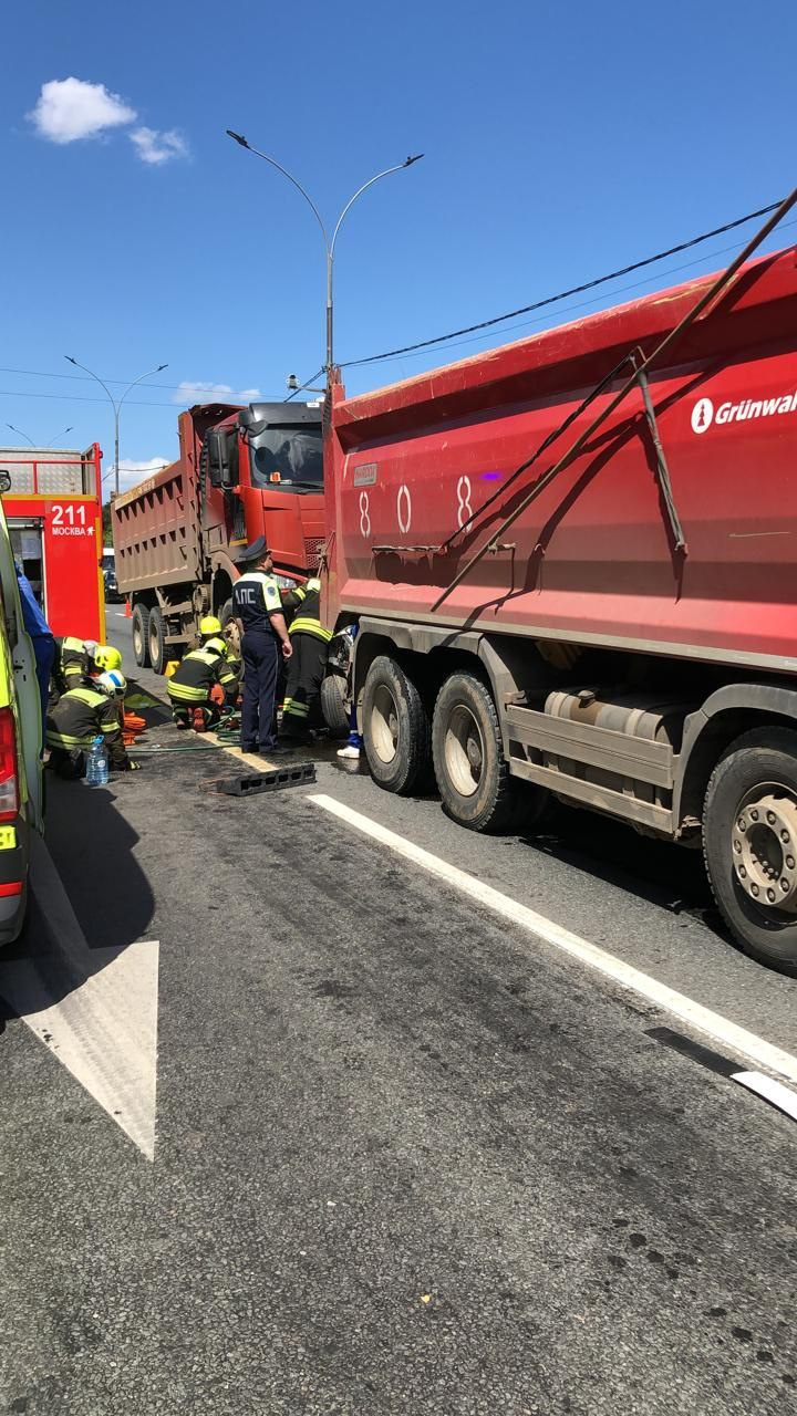 Два самосвала раздавили легковую машину на Волгоградском проспекте в  Москве, видео ДТП - 3 июля 2023 - ФОНТАНКА.ру