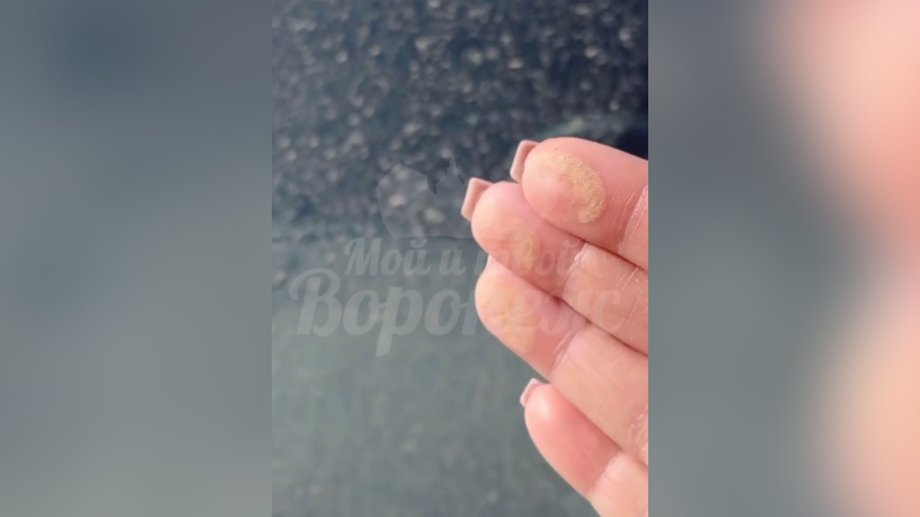 В Воронеже прошел «грязный» дождь: из-за него машины покрылись налетом — видео