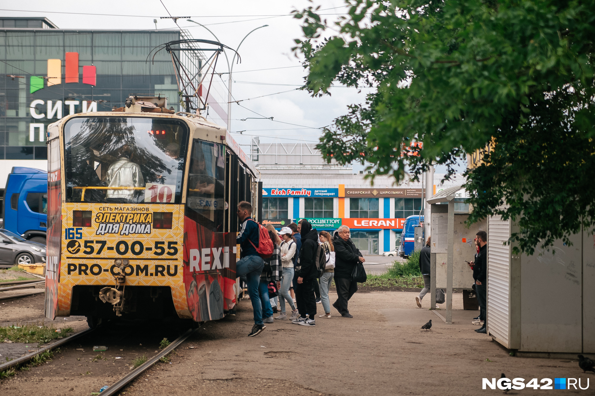 «Страшно или нет, а ехать надо»: прокатились по всем трамвайным маршрутам Кемерова и узнали, в каком состоянии вагоны