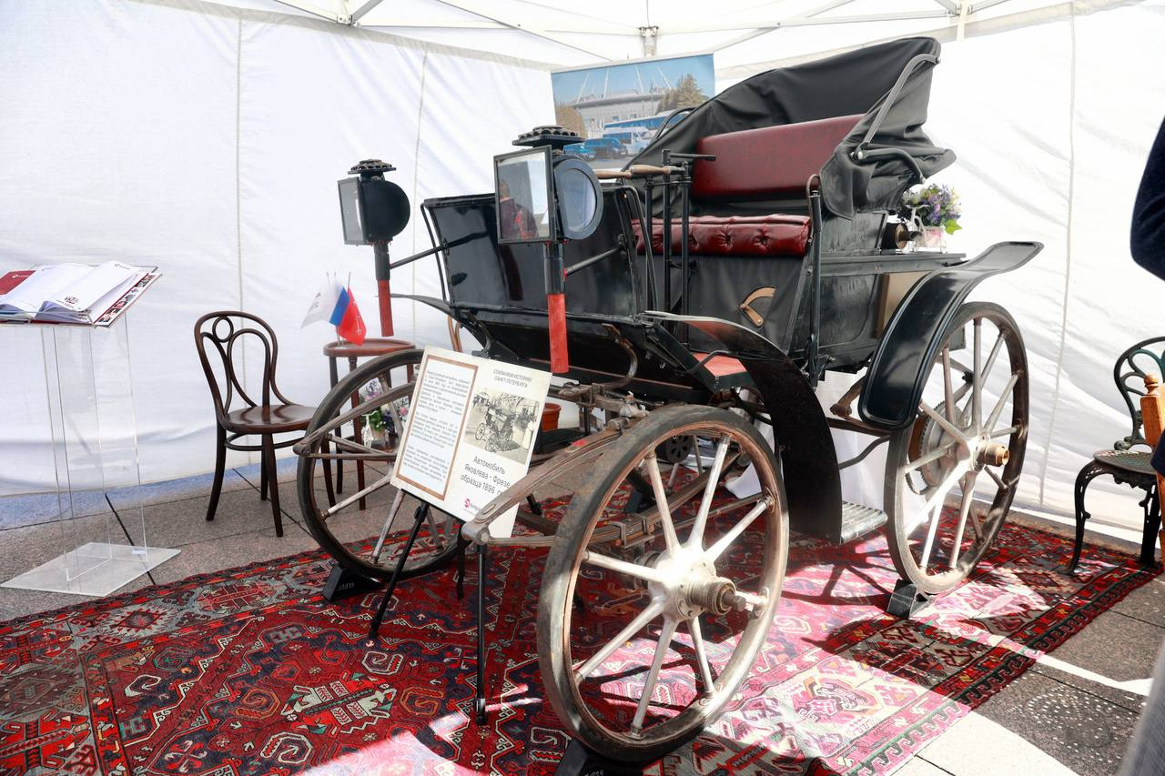 На выставку в Петербург привезли первый российский автомобиль и императорский стул. Вице-губернатор опробовал и то и то