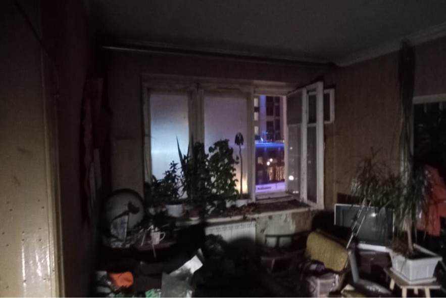 В центре Екатеринбурга вспыхнула квартира. Из огня вынесли женщину