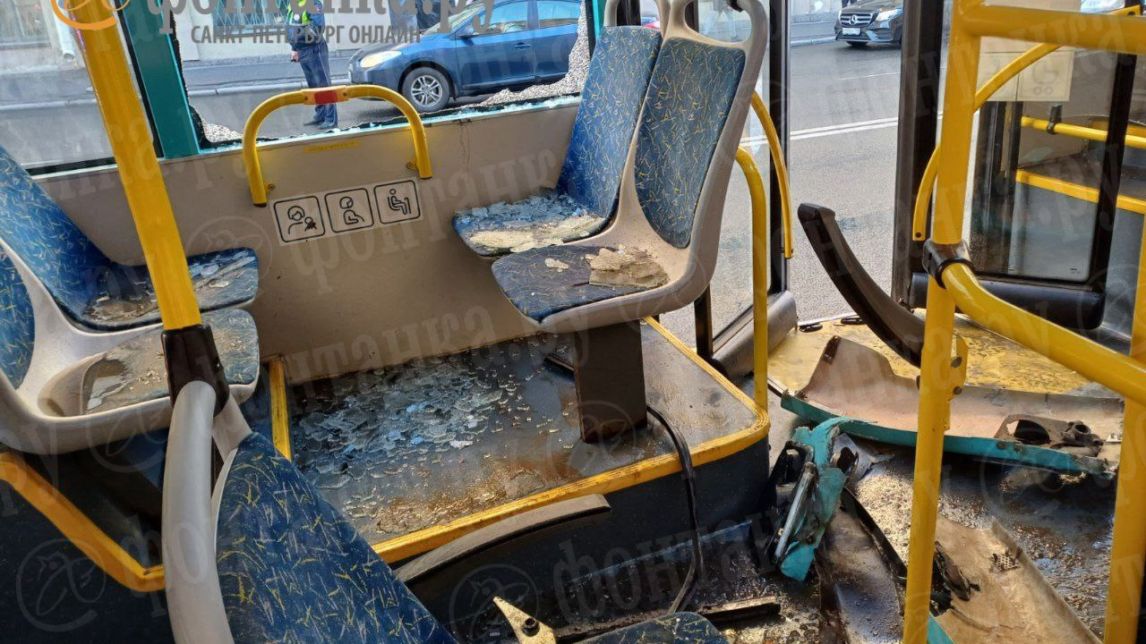 Публикуем первые фото из автобуса, упавшего в реку в Санкт-Петербурге