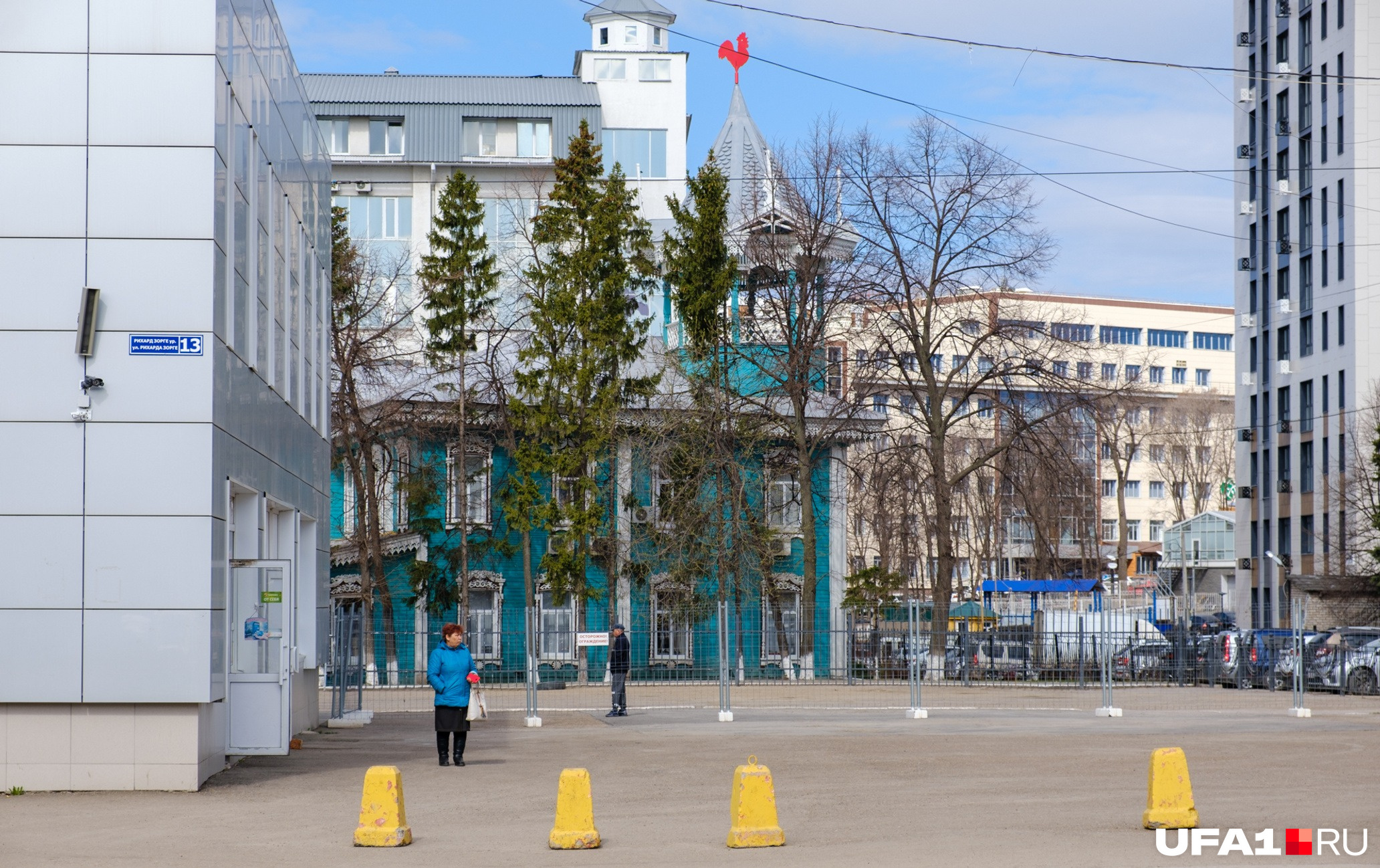 Полетами управляли из этого здания с петушком на крыше