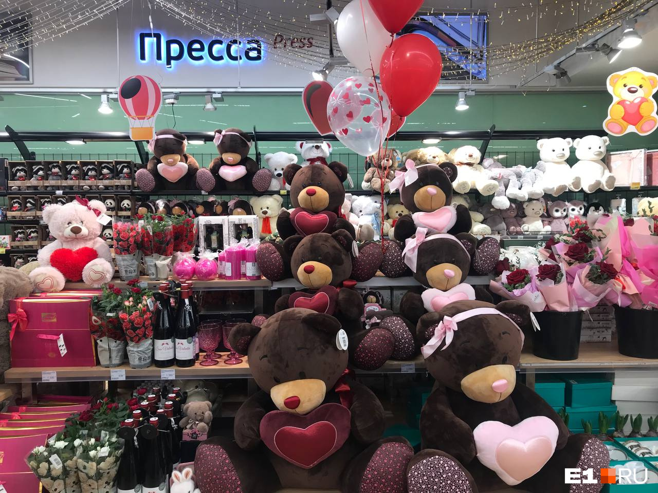 Всё в сердечках и плюшевых медведях: что творится в магазинах Екатеринбурга в День святого Валентина