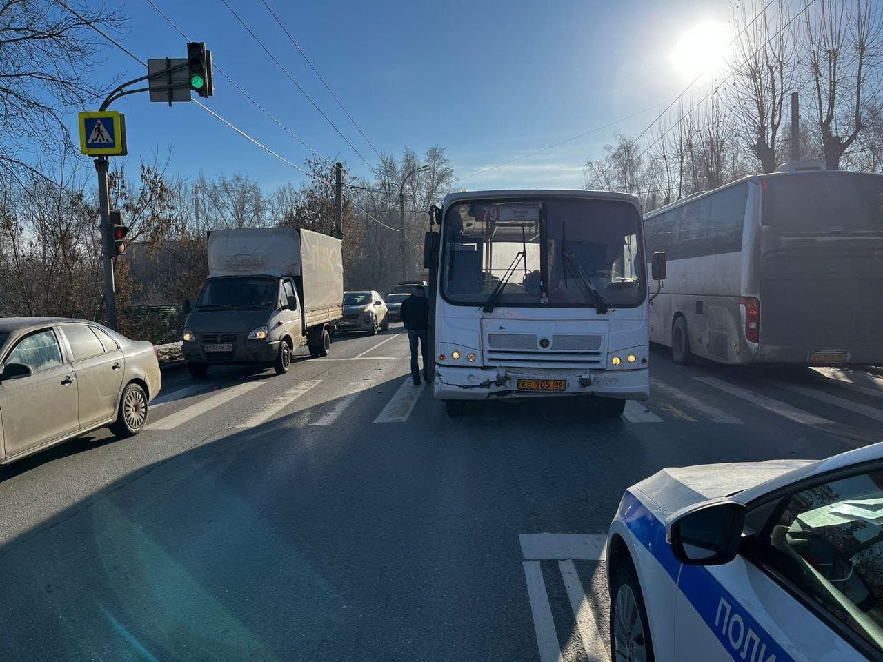 Тормозил до черных следов: в Екатеринбурге водитель автобуса отвлекся от дороги и протаранил легковушку