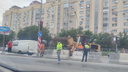В Новосибирске убирают бетонные блоки, которыми перекрыли выезд из микрорайонов