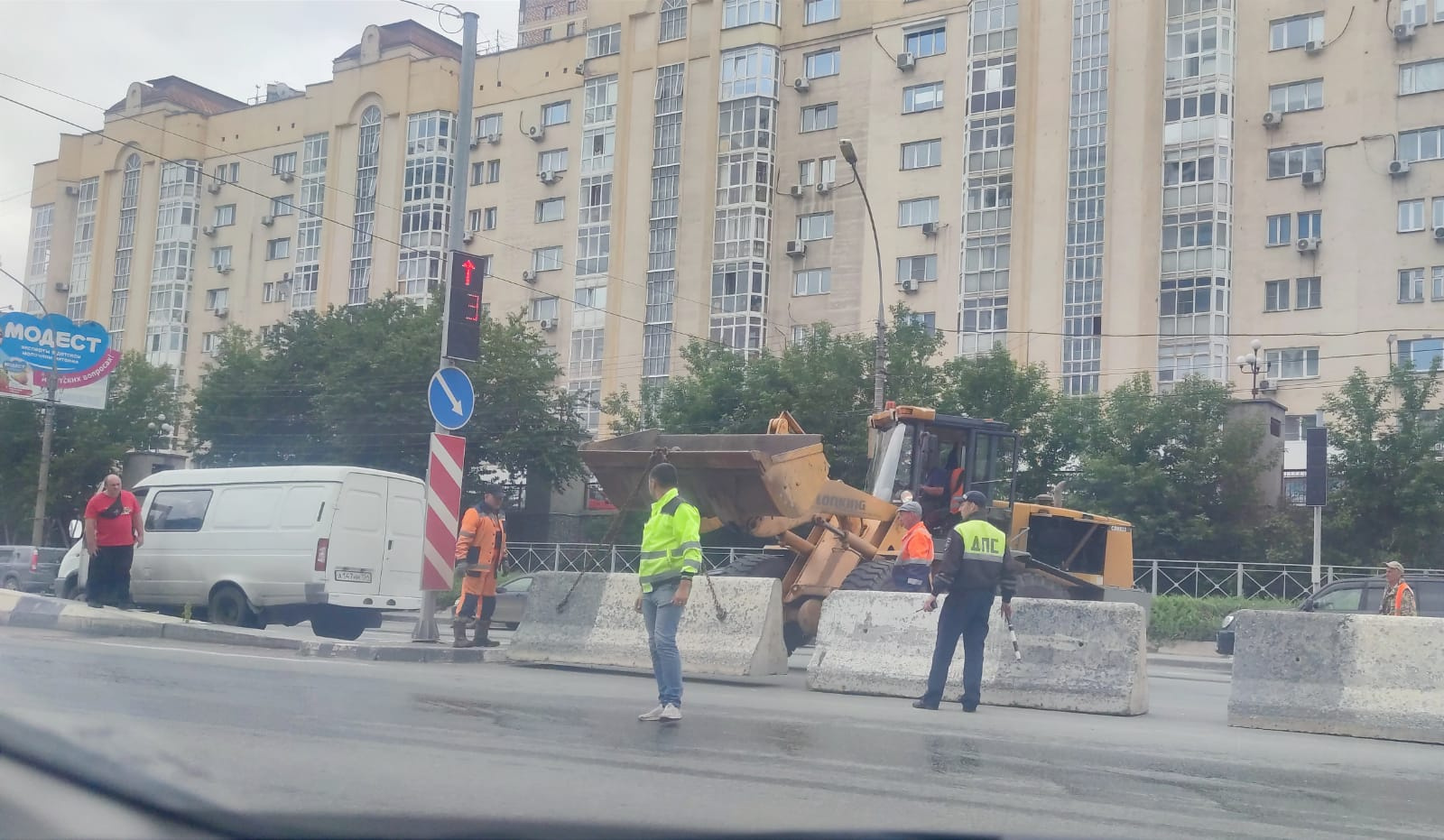 В Новосибирске убирают бетонные блоки, которыми перекрыли выезд из микрорайонов