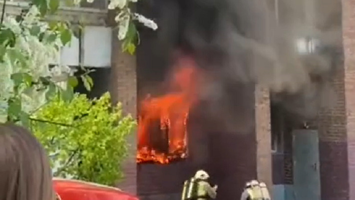 «Пламя бушует»: более 30 человек эвакуировали из-за пожара в многоэтажке — видео огня