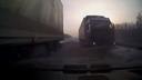 «Мазда» проскочила между двумя фурами на сибирской трассе — маневр ужаса попал на видео