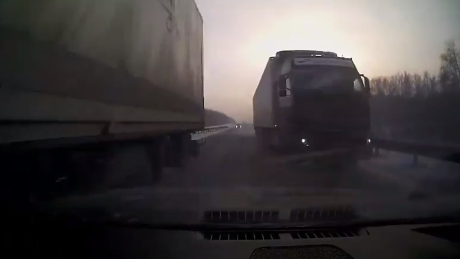 «Мазда» проскочила между двумя фурами на кузбасской трассе — маневр ужаса попал на видео