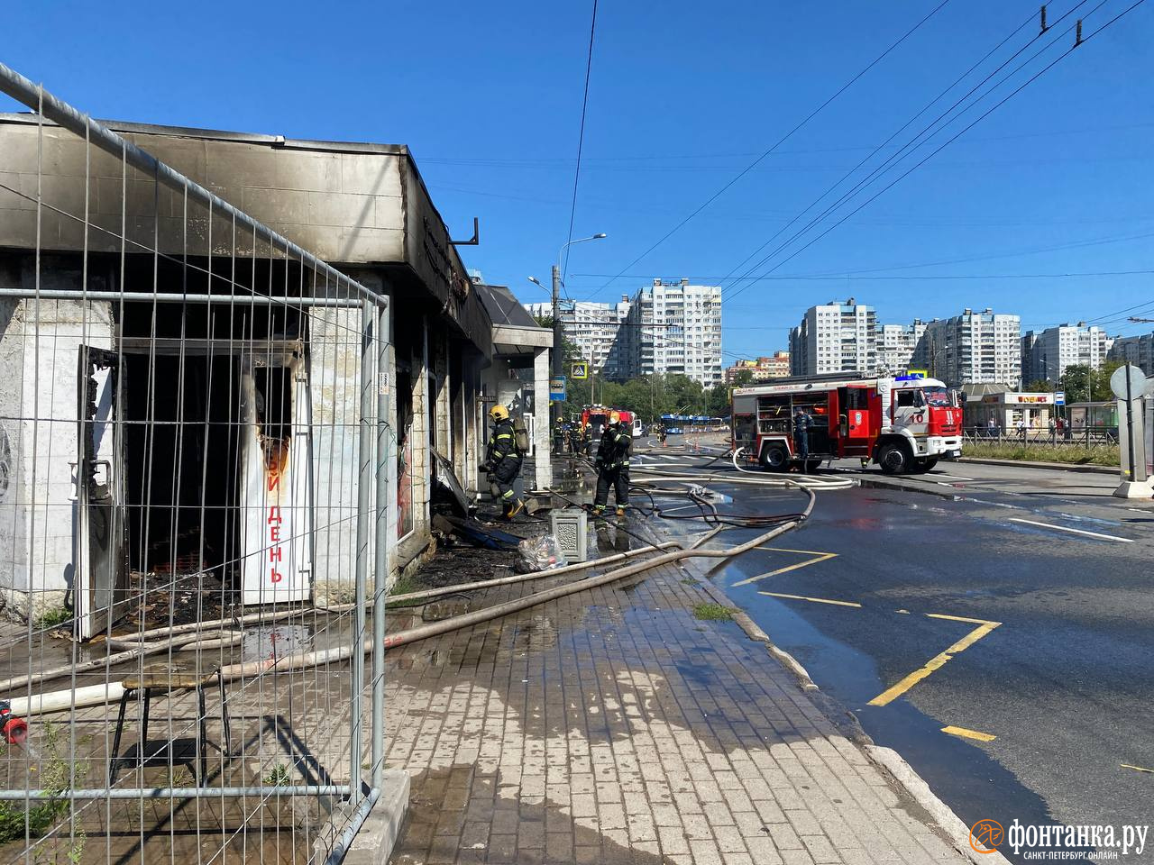 Пожар в магазине торгового павильона на Кораблестроителей в Петербурге - 16  июля 2023 - ФОНТАНКА.ру