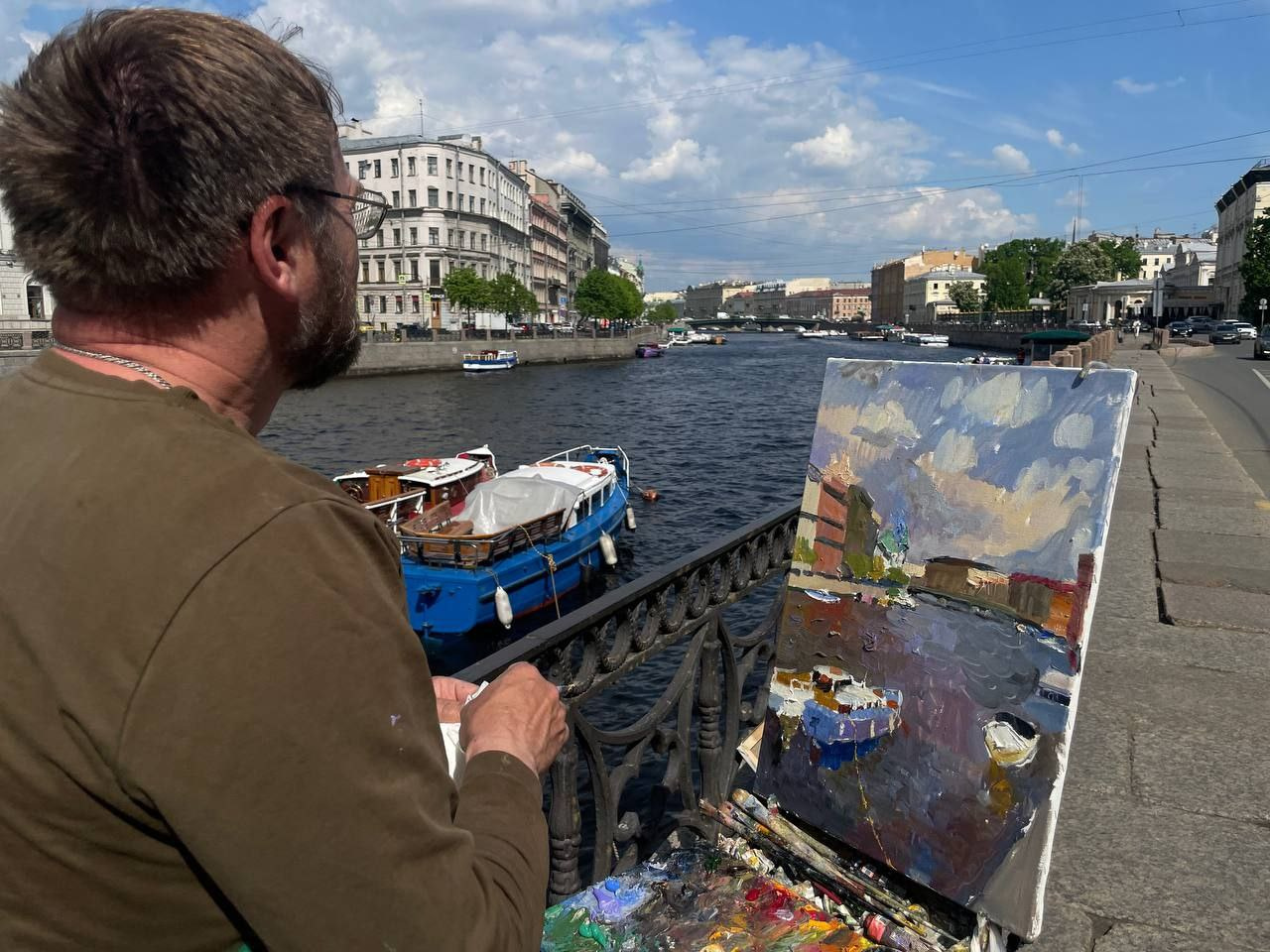 «Здесь главенствуют не деньги, а красота». Гости нашего города рисуют Петербург на набережной — фото