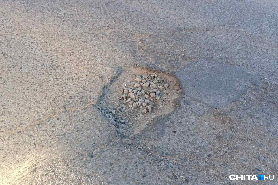Читинец пожаловался на ямы на дороге в поселке Каштак