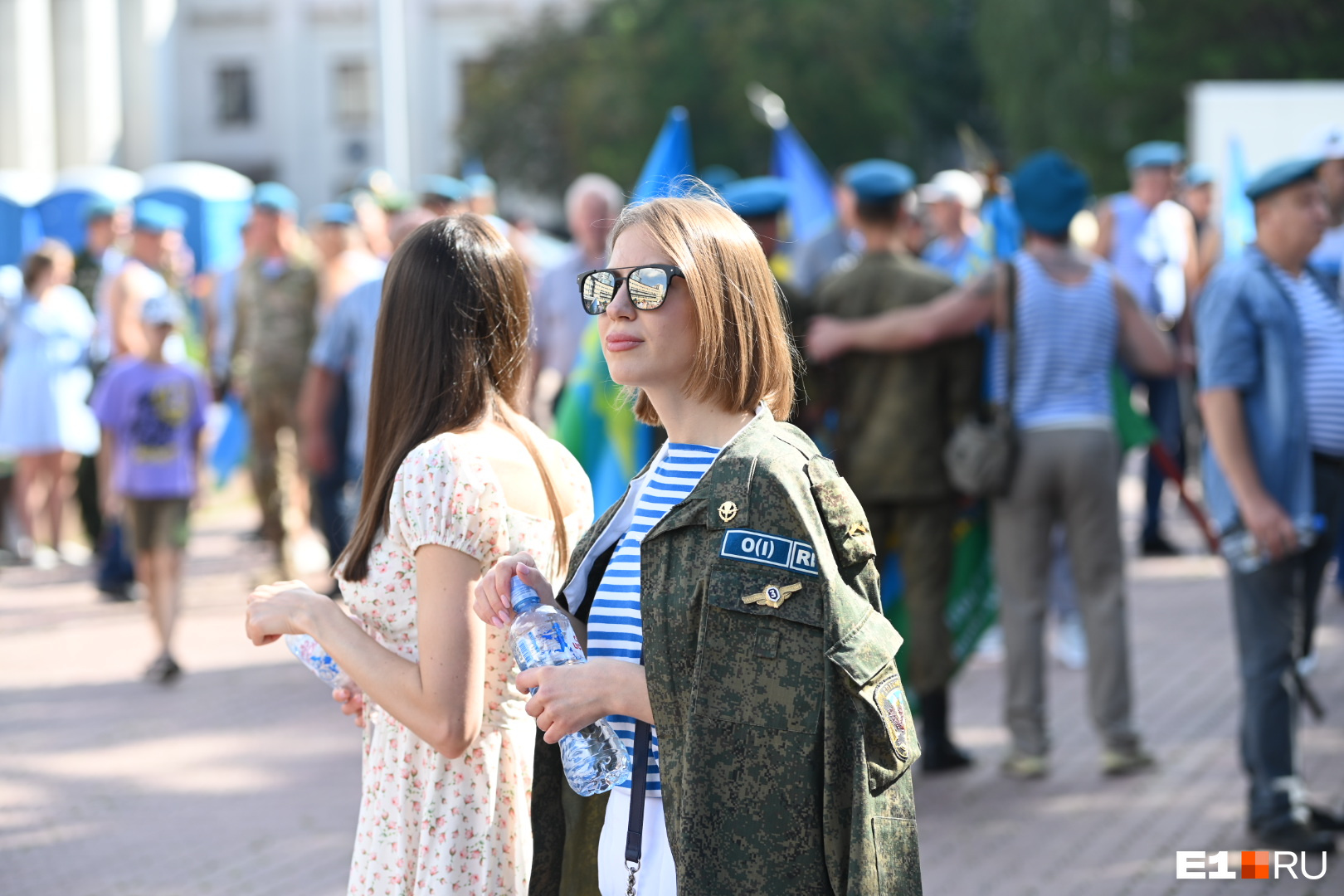 Сейчас в армии подворотнички к форме не пришивают, но на празднике это уже традиция