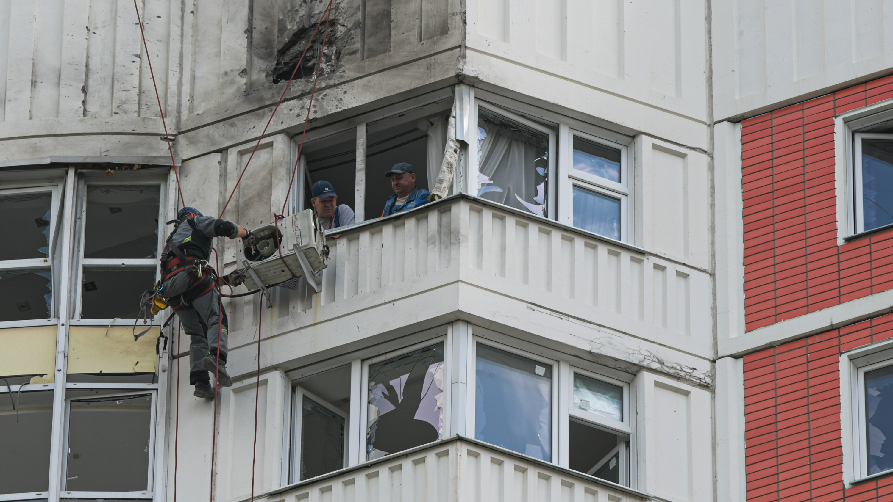 Эвакуация, оцепление и монтажная пена: как устраняли последствия ударов беспилотников по жилым домам в Москве