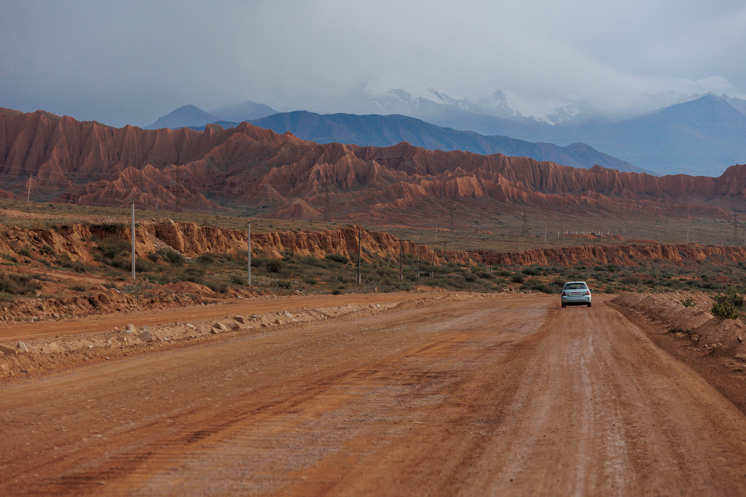 Пейзажи во всей Киргизии головокружительные. К сожалению, то же самое могу сказать и про дороги. Половина страны — в ремонтах и щебенке, но скоро должно стать лучше