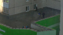 В Мурманске на крышу супермаркета из окна выпала женщина