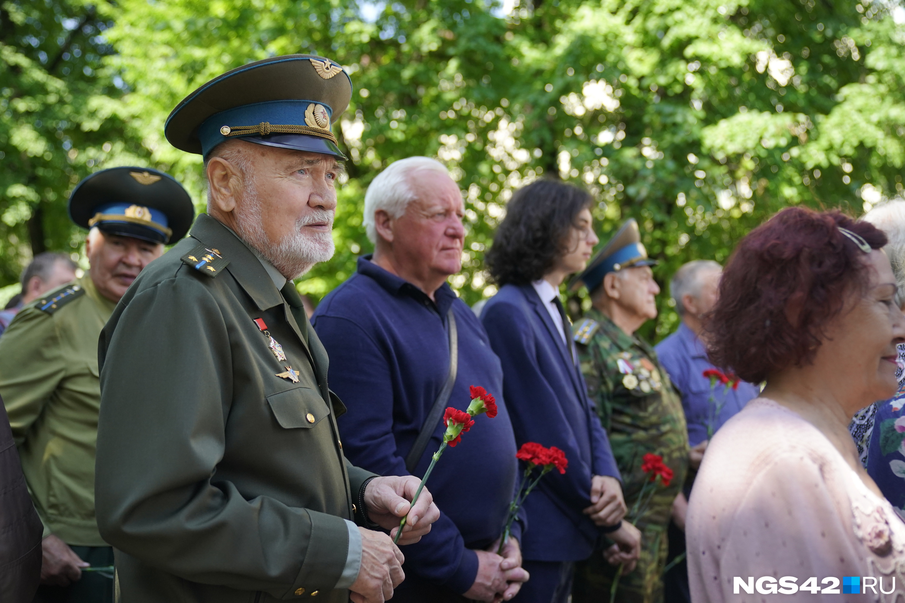 Вспоминаем жертв кровавой войны: как Кемерово встретил День памяти и скорби — трогательный фоторепортаж