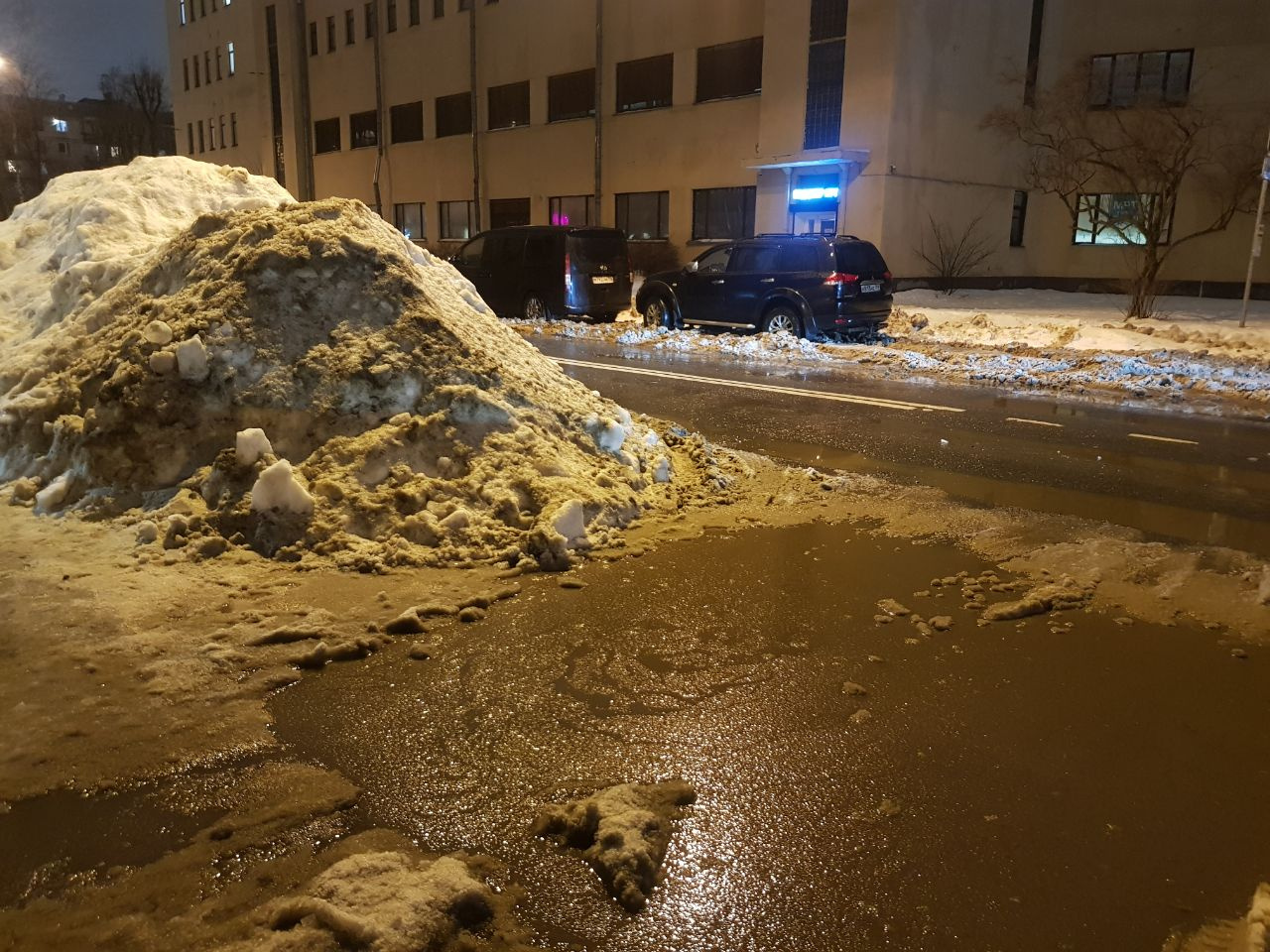 Машины с гидроударом, пробитые крыши остановок, тысячи промокших ног — это Петербург в разгар зимы