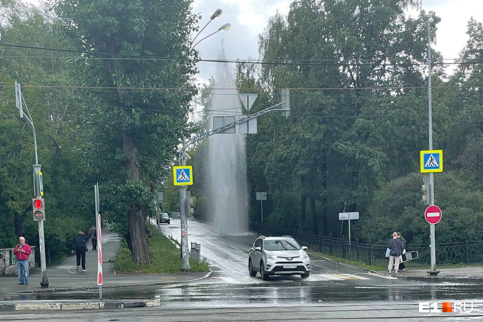 В Екатеринбурге из-под земли забил огромный фонтан воды. Впечатляющее видео