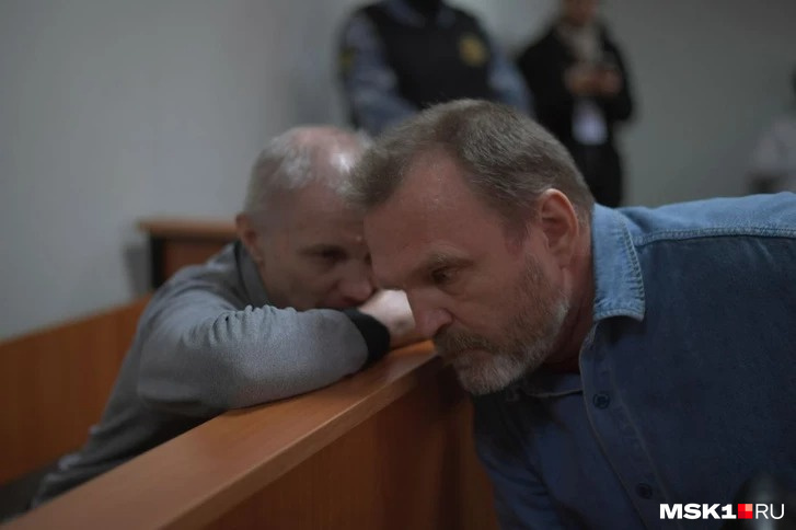 Алексей Москалев и адвокат Билиенко на заседании суда