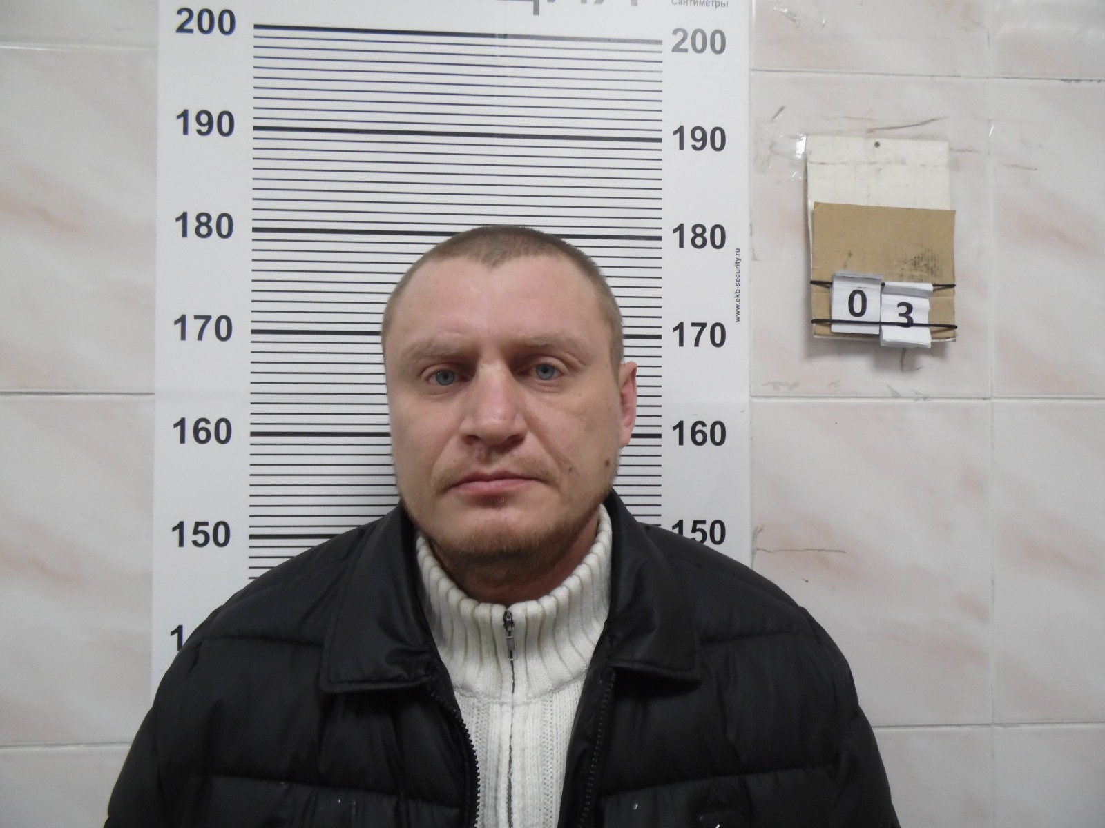 В Екатеринбурге отправили за решетку наглеца, который украл нож с витрины и угрожал им продавцу