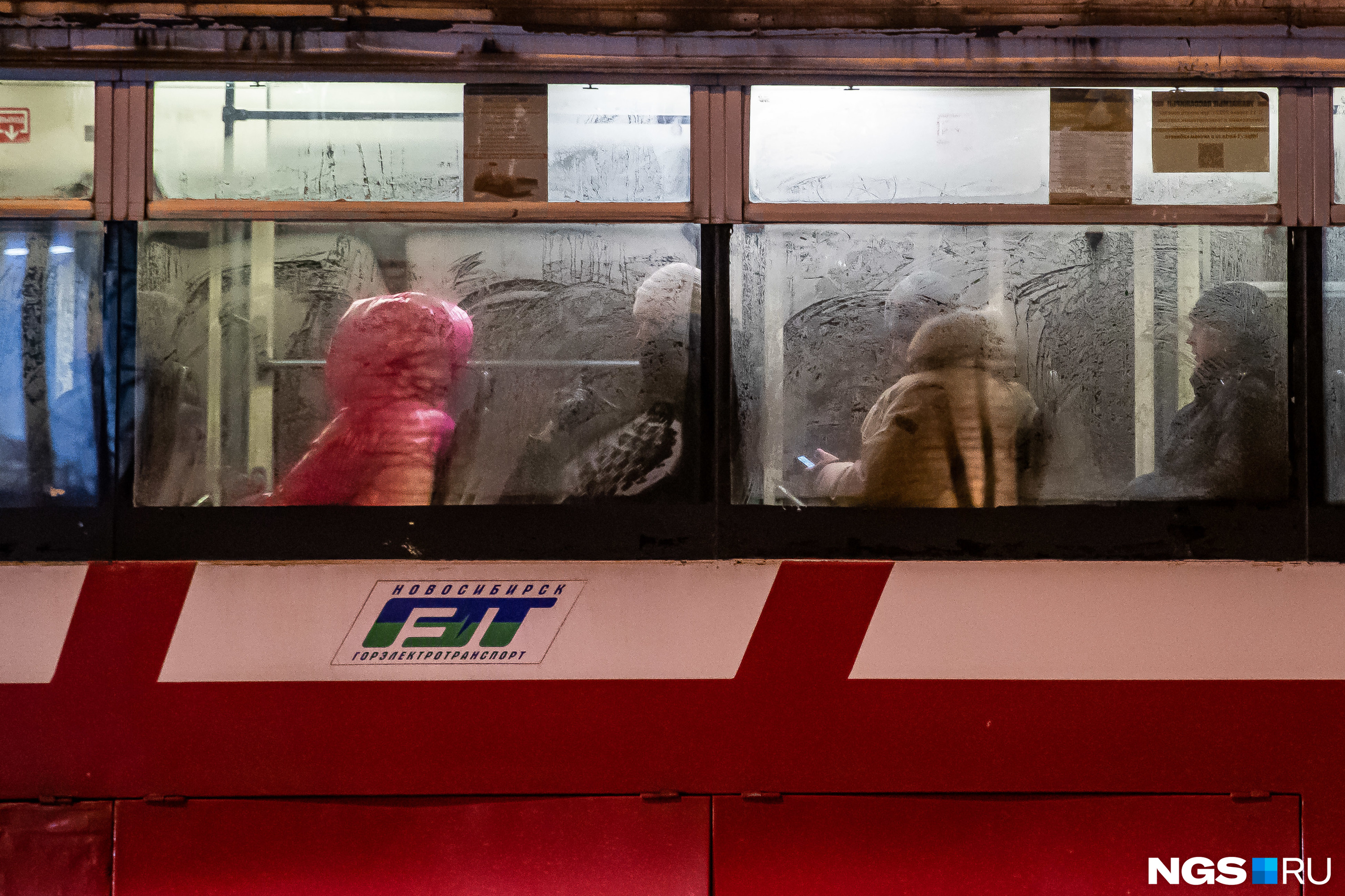Нередко новосибирские трамваи забиваются людьми под завязку