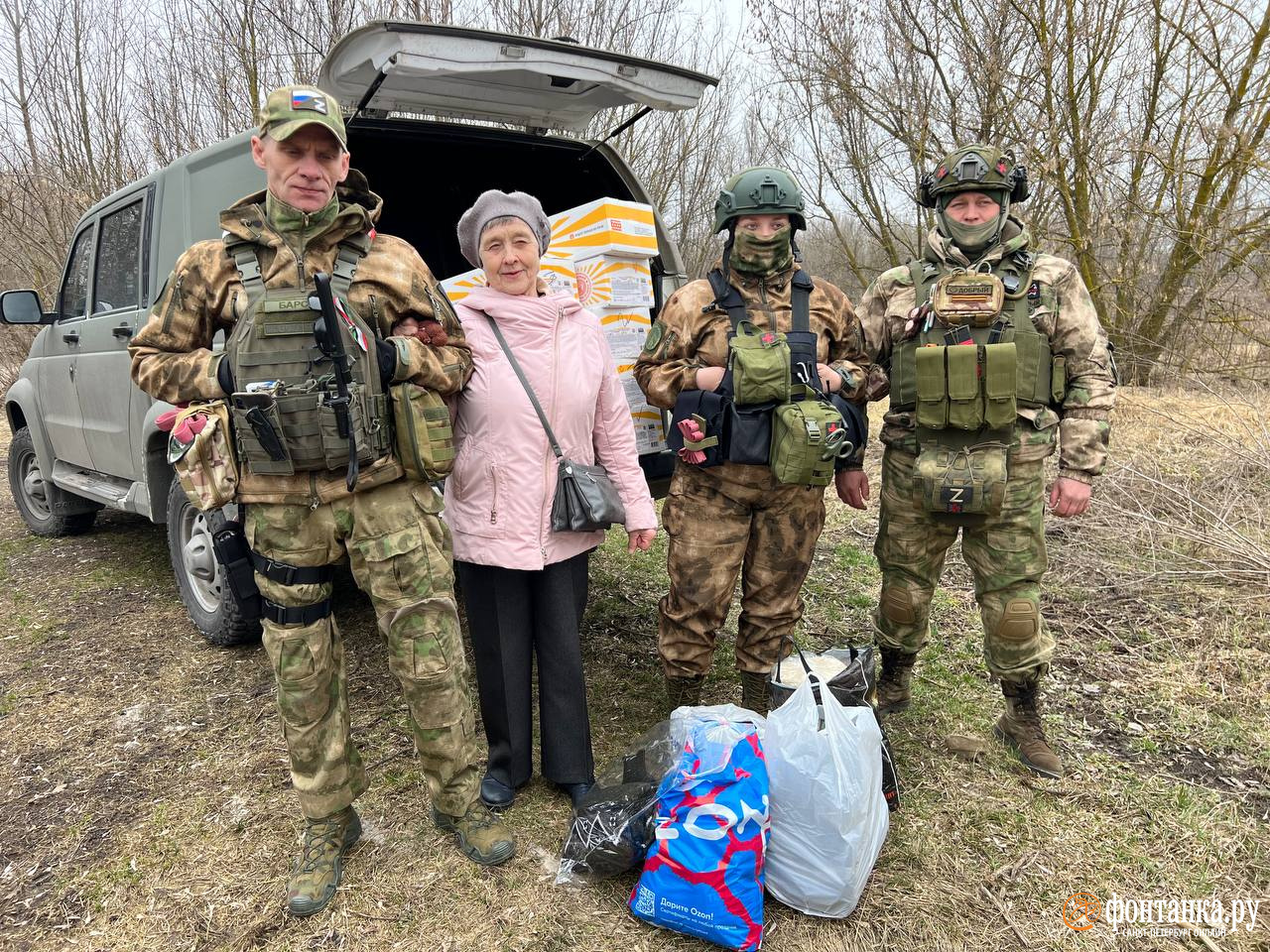 Белгородский 84-летний волонтер Екатерина Трофимовна Кушнарева передает через ополченцев печенье и вязаные носки для военнослужащих