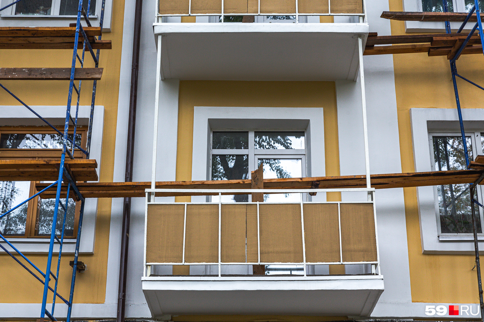 По словам жителей дома, новенькие каркасы балконов хоть и покрашены, но уже местами успели поржаветь