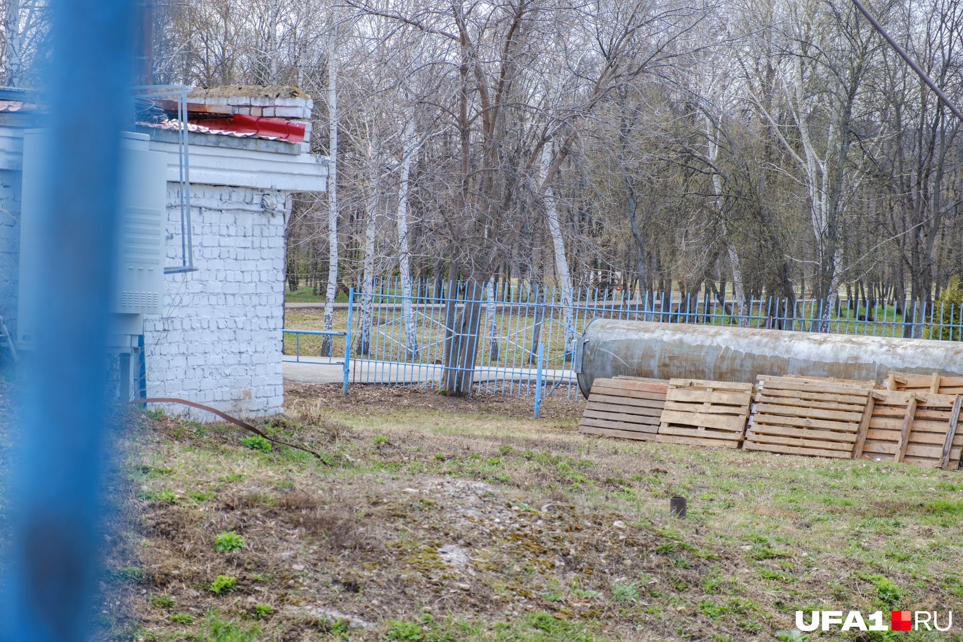 Рядом лежал одинокий кусок огромной трубы